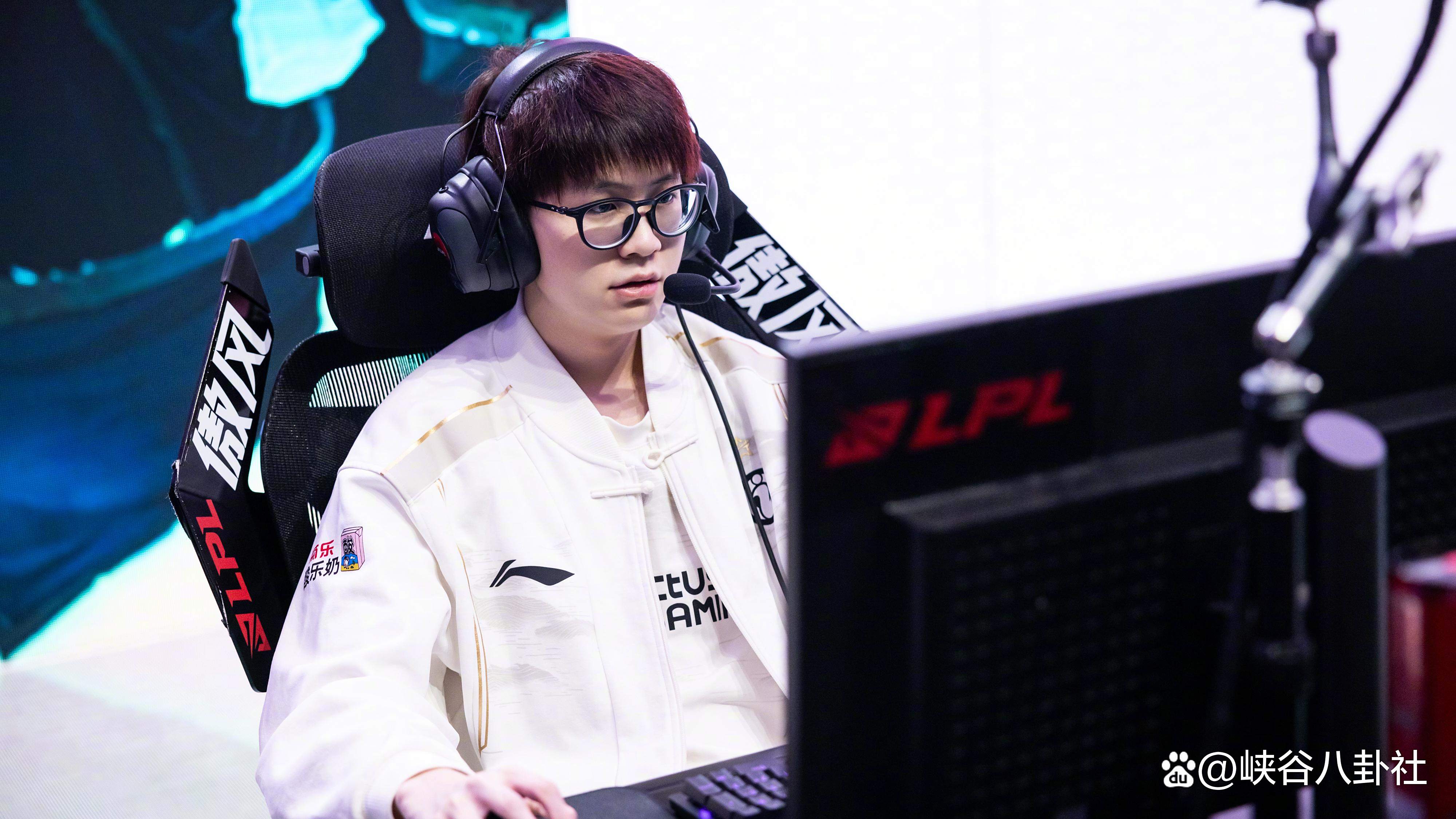 九游官方网站-战术调整引发热议！，Rookie在巴塞罗那比赛中领先优势明显赢得满堂喝彩-九游官方网站